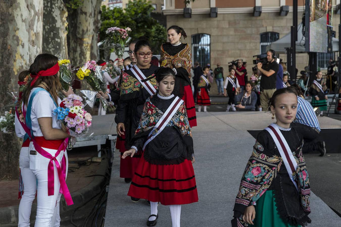 Honras a San Bernabé con entrega de flores y discruso de estímulo de la alcaldesa de Logroño a que los logroñeses vuelvan a revivir el espíritu solidario que hace casi 500 años nos llevó al triunfo sobre las tropas invasoras.