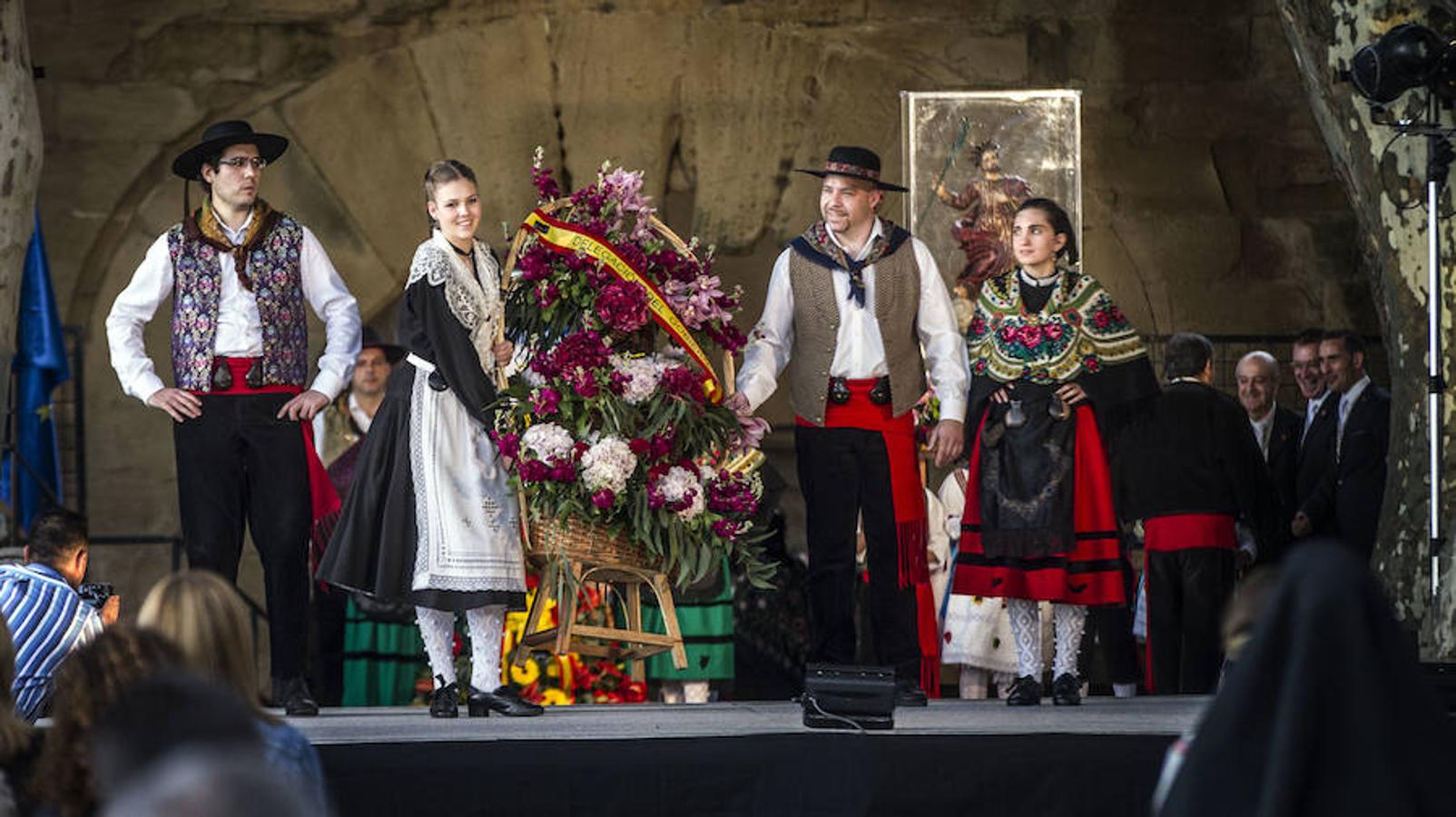 Honras a San Bernabé con entrega de flores y discruso de estímulo de la alcaldesa de Logroño a que los logroñeses vuelvan a revivir el espíritu solidario que hace casi 500 años nos llevó al triunfo sobre las tropas invasoras.