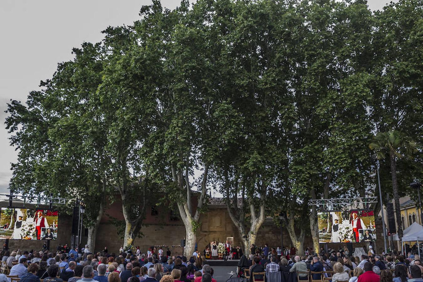 Honras a San Bernabé con entrega de flores y discruso de estímulo de la alcaldesa de Logroño a que los logroñeses vuelvan a revivir el espíritu solidario que hace casi 500 años nos llevó al triunfo sobre las tropas invasoras.