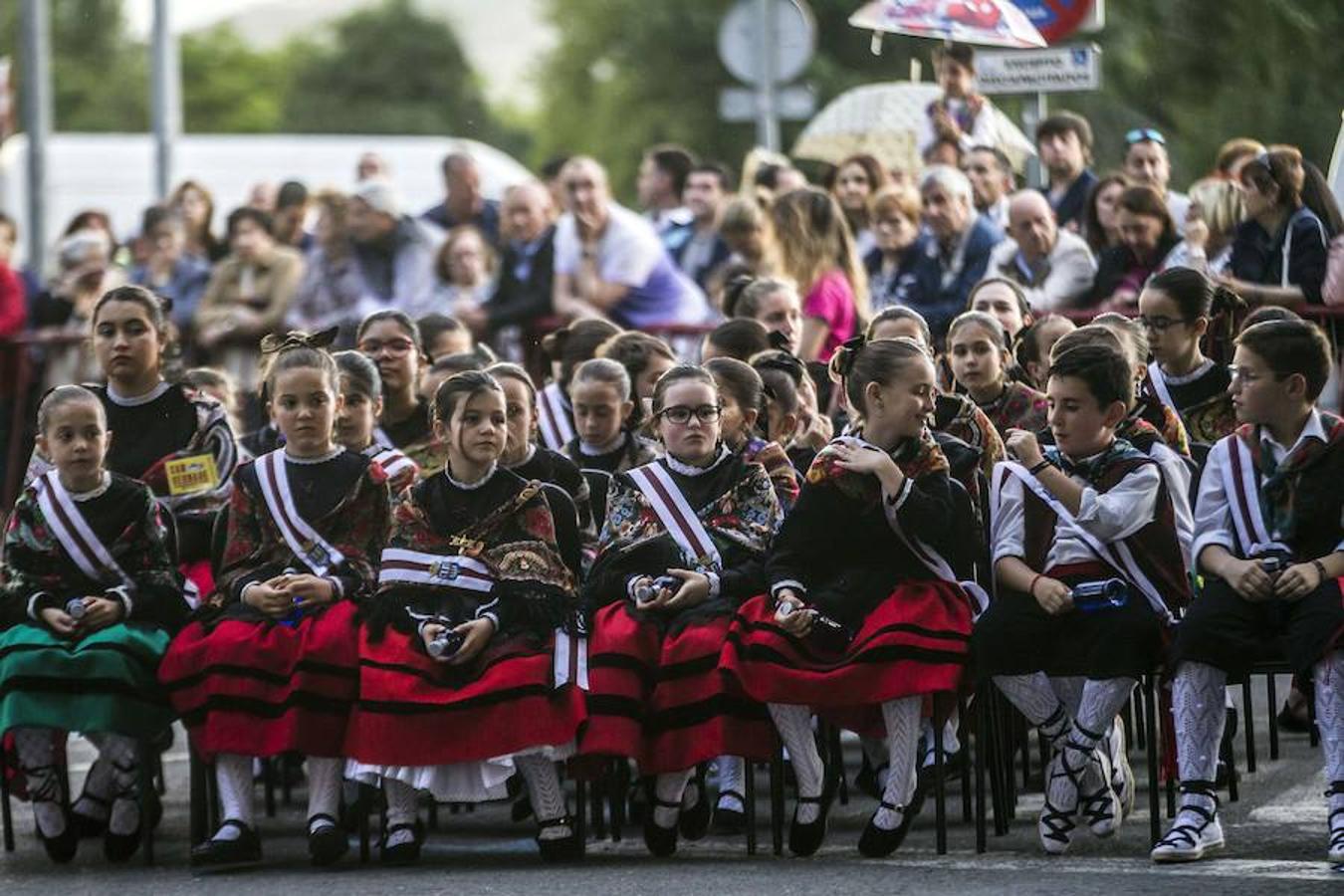 Honras a San Bernabé con entrega de flores y discruso de estímulo de la alcaldesa de Logroño a que los logroñeses vuelvan a revivir el espíritu solidario que hace casi 500 años nos llevó al triunfo sobre las tropas invasoras.