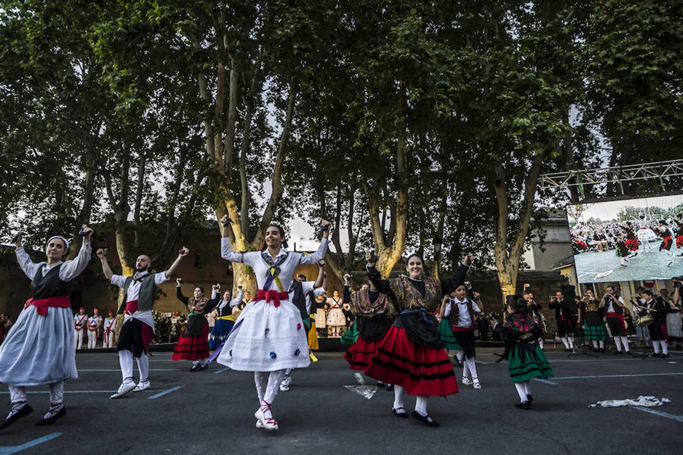 Honras a San Bernabé con entrega de flores y discruso de estímulo de la alcaldesa de Logroño a que los logroñeses vuelvan a revivir el espíritu solidario que hace casi 500 años nos llevó al triunfo sobre las tropas invasoras.