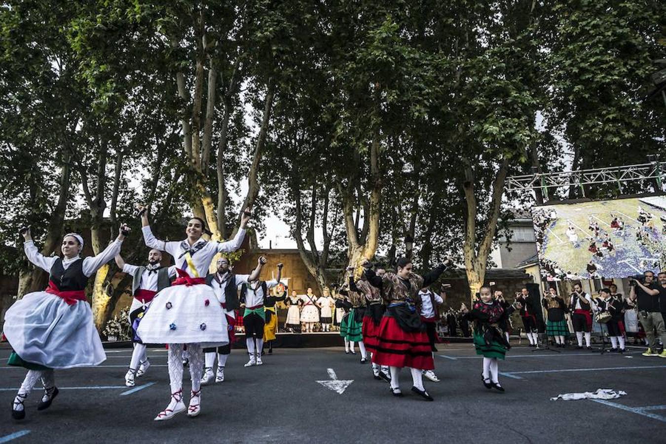 Honras a San Bernabé con entrega de flores y discruso de estímulo de la alcaldesa de Logroño a que los logroñeses vuelvan a revivir el espíritu solidario que hace casi 500 años nos llevó al triunfo sobre las tropas invasoras.