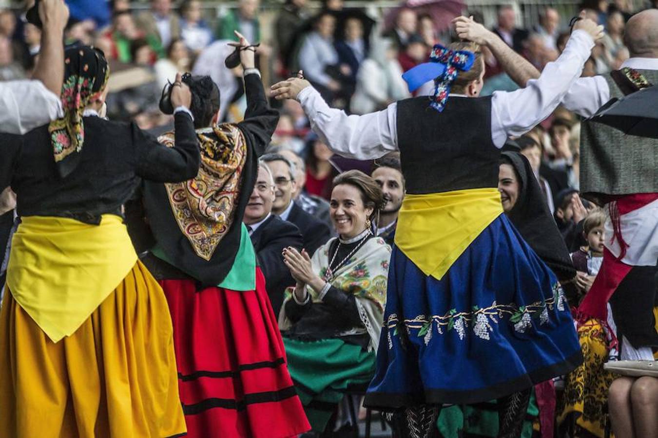 Honras a San Bernabé con entrega de flores y discruso de estímulo de la alcaldesa de Logroño a que los logroñeses vuelvan a revivir el espíritu solidario que hace casi 500 años nos llevó al triunfo sobre las tropas invasoras.