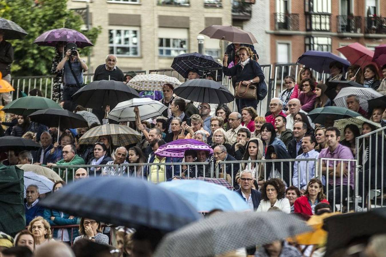 Honras a San Bernabé con entrega de flores y discruso de estímulo de la alcaldesa de Logroño a que los logroñeses vuelvan a revivir el espíritu solidario que hace casi 500 años nos llevó al triunfo sobre las tropas invasoras.