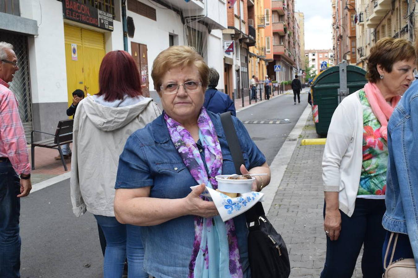 Fiesta solidaria con hinchables y dragón tragantúa celebrada en la calle Beratúa organizada por la Peña la Simpatía y la Federación de Peñas de Logroño.