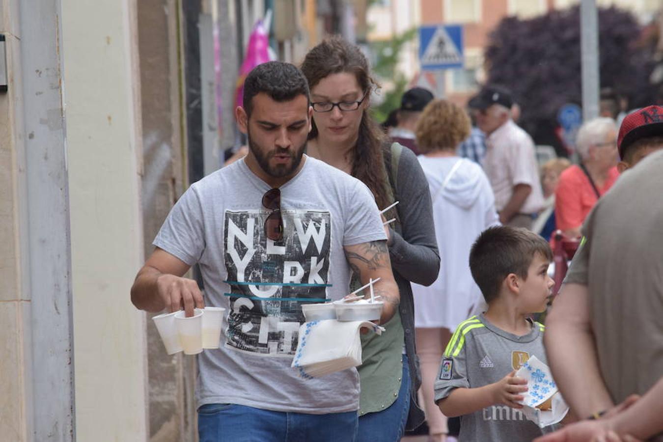 Fiesta solidaria con hinchables y dragón tragantúa celebrada en la calle Beratúa organizada por la Peña la Simpatía y la Federación de Peñas de Logroño.