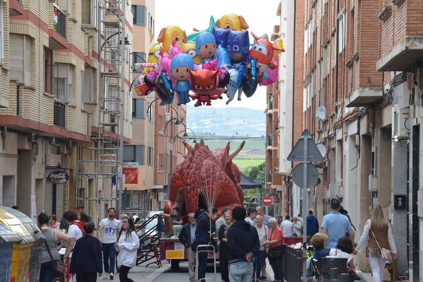 Fiesta solidaria con hinchables y dragón tragantúa celebrada en la calle Beratúa organizada por la Peña la Simpatía y la Federación de Peñas de Logroño.