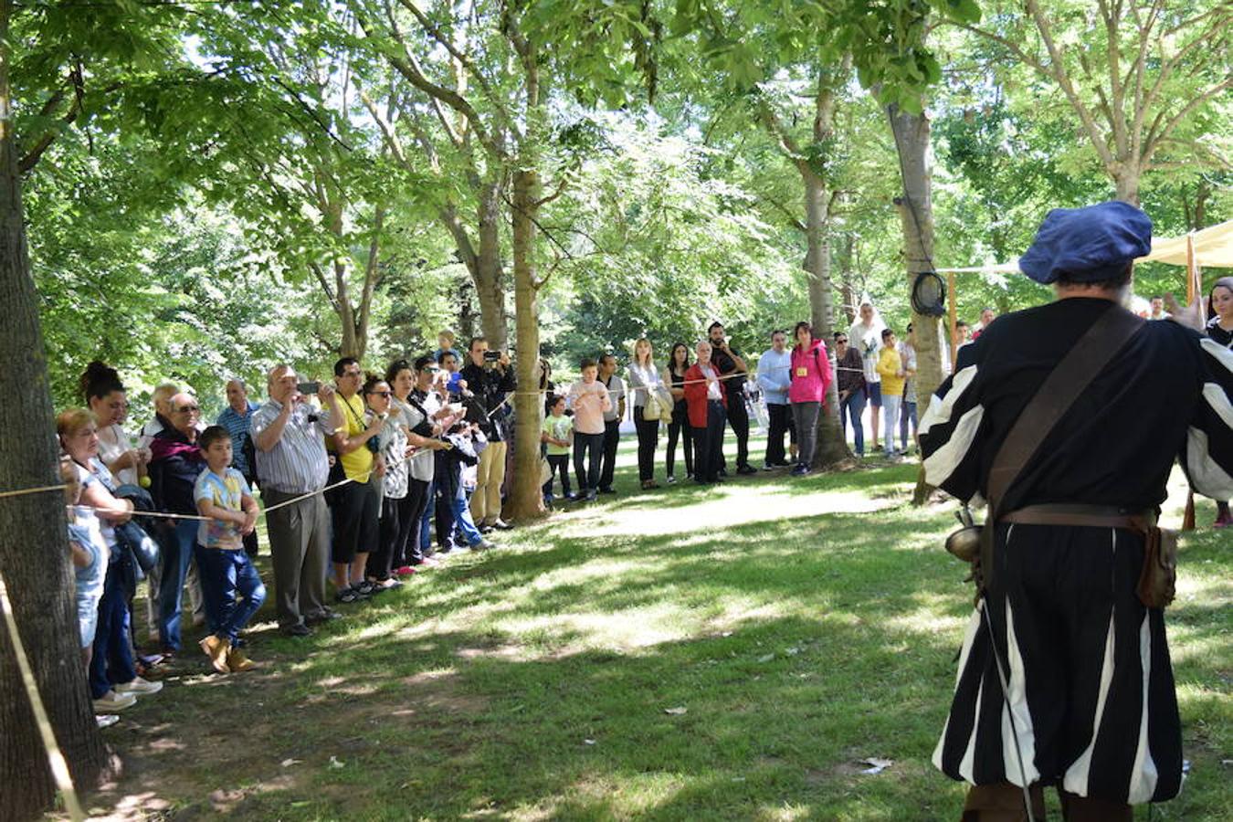 Cañones de otros tiempos y el mismo estruendo. Pólvora, plomo y lumbre para preparar buenas andanadas. Alrededor del Ebro los arcabuceros también hacían resonar sus armas en una recreación militar de época con la evocación de la vida castrense de 1521 con los soldados vestidos al uso.