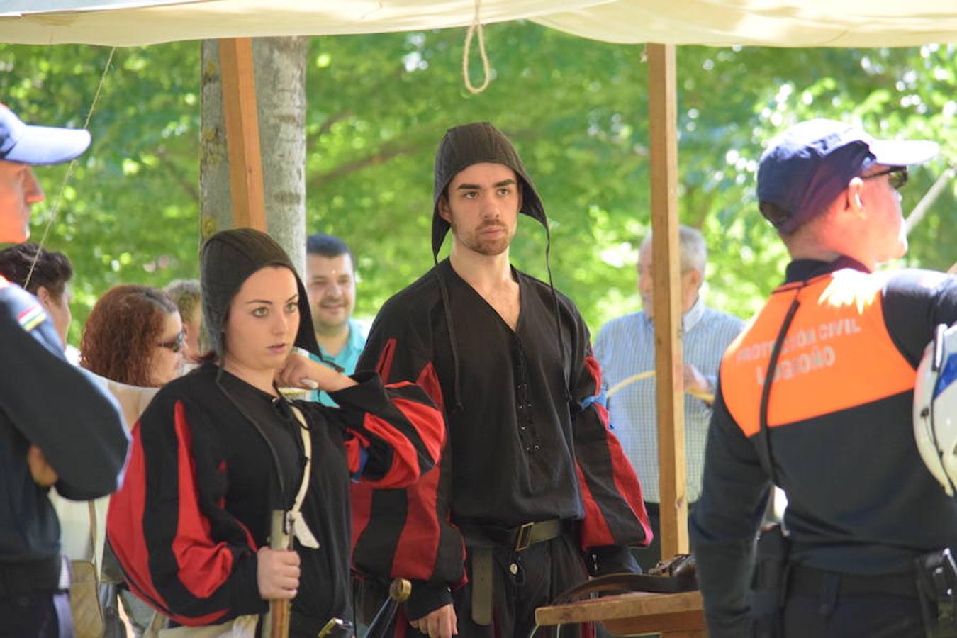 Cañones de otros tiempos y el mismo estruendo. Pólvora, plomo y lumbre para preparar buenas andanadas. Alrededor del Ebro los arcabuceros también hacían resonar sus armas en una recreación militar de época con la evocación de la vida castrense de 1521 con los soldados vestidos al uso.