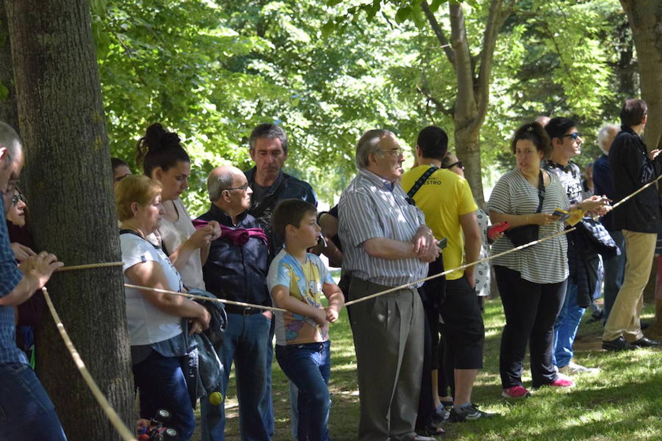 Cañones de otros tiempos y el mismo estruendo. Pólvora, plomo y lumbre para preparar buenas andanadas. Alrededor del Ebro los arcabuceros también hacían resonar sus armas en una recreación militar de época con la evocación de la vida castrense de 1521 con los soldados vestidos al uso.