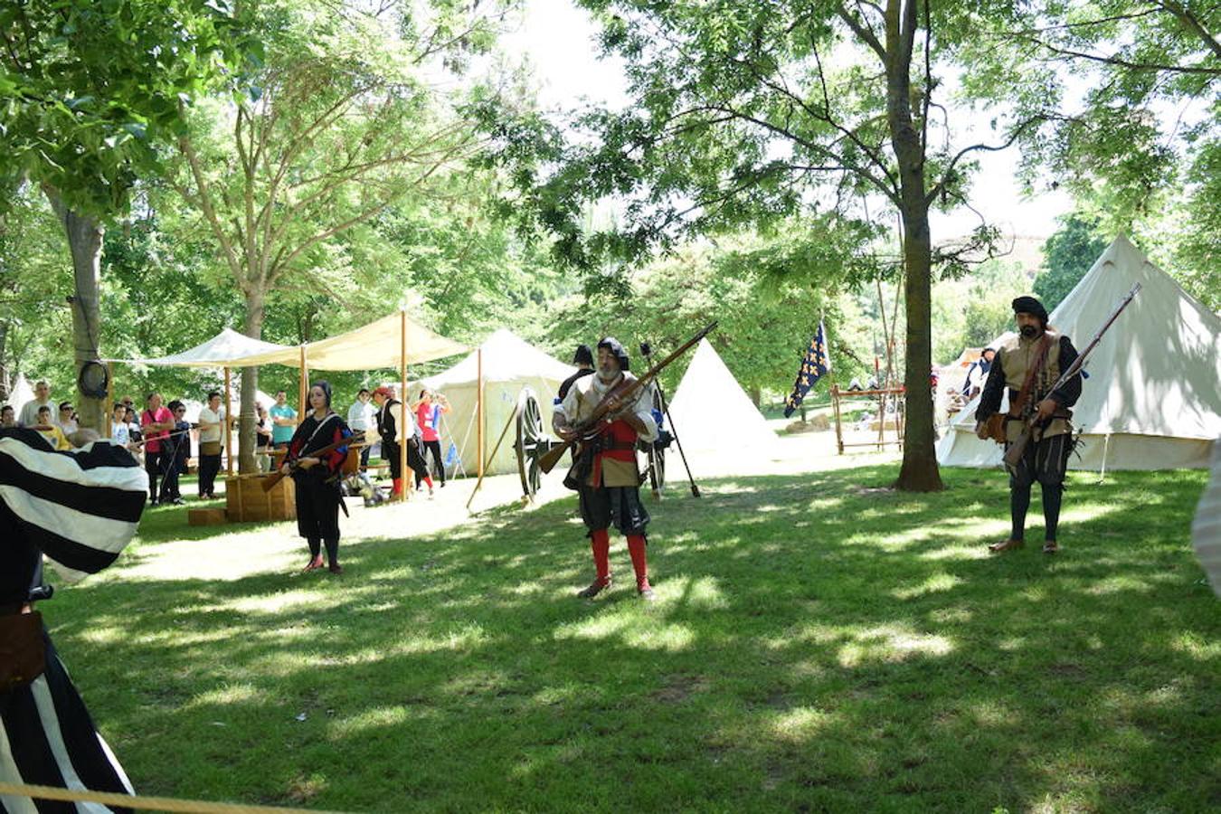 Cañones de otros tiempos y el mismo estruendo. Pólvora, plomo y lumbre para preparar buenas andanadas. Alrededor del Ebro los arcabuceros también hacían resonar sus armas en una recreación militar de época con la evocación de la vida castrense de 1521 con los soldados vestidos al uso.