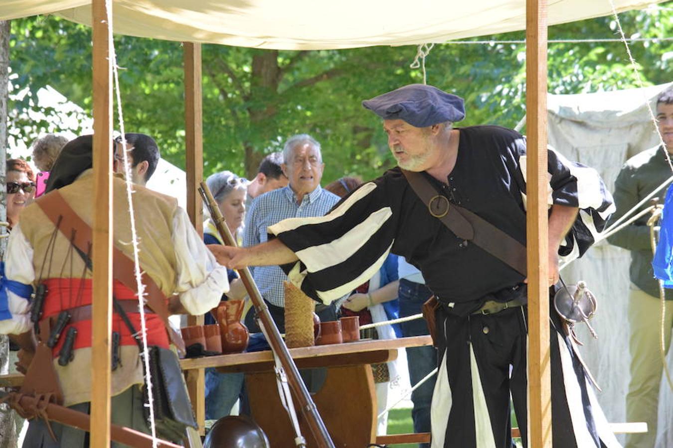 Cañones de otros tiempos y el mismo estruendo. Pólvora, plomo y lumbre para preparar buenas andanadas. Alrededor del Ebro los arcabuceros también hacían resonar sus armas en una recreación militar de época con la evocación de la vida castrense de 1521 con los soldados vestidos al uso.