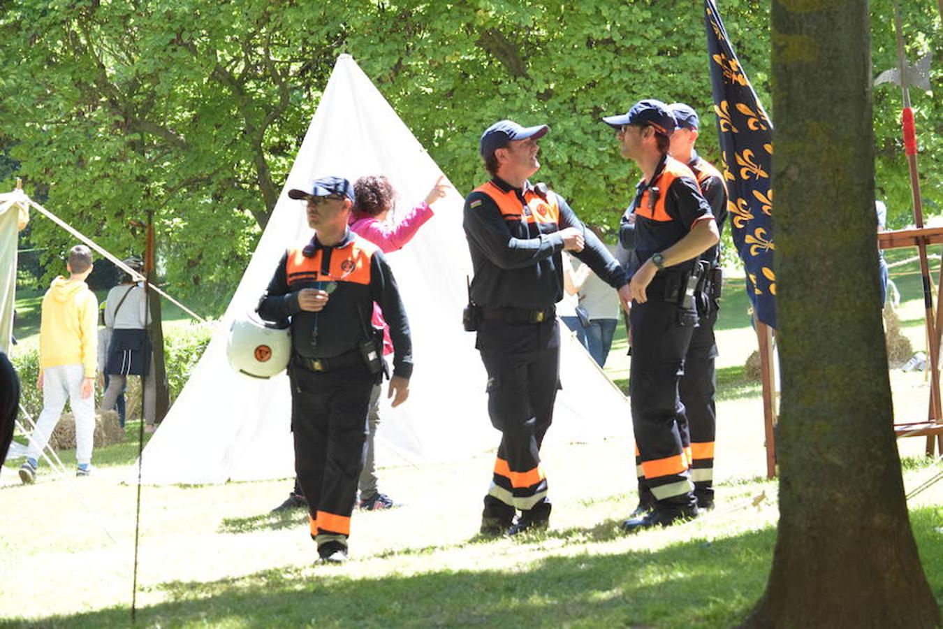 Cañones de otros tiempos y el mismo estruendo. Pólvora, plomo y lumbre para preparar buenas andanadas. Alrededor del Ebro los arcabuceros también hacían resonar sus armas en una recreación militar de época con la evocación de la vida castrense de 1521 con los soldados vestidos al uso.