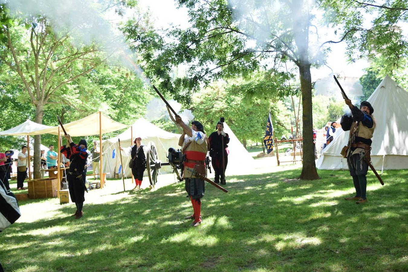 Cañones de otros tiempos y el mismo estruendo. Pólvora, plomo y lumbre para preparar buenas andanadas. Alrededor del Ebro los arcabuceros también hacían resonar sus armas en una recreación militar de época con la evocación de la vida castrense de 1521 con los soldados vestidos al uso.