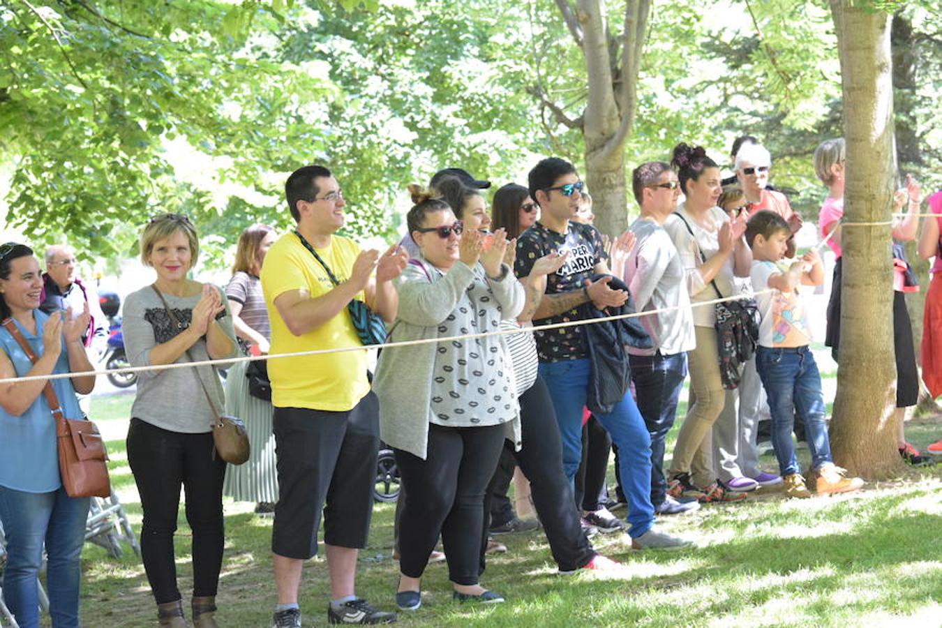 Cañones de otros tiempos y el mismo estruendo. Pólvora, plomo y lumbre para preparar buenas andanadas. Alrededor del Ebro los arcabuceros también hacían resonar sus armas en una recreación militar de época con la evocación de la vida castrense de 1521 con los soldados vestidos al uso.