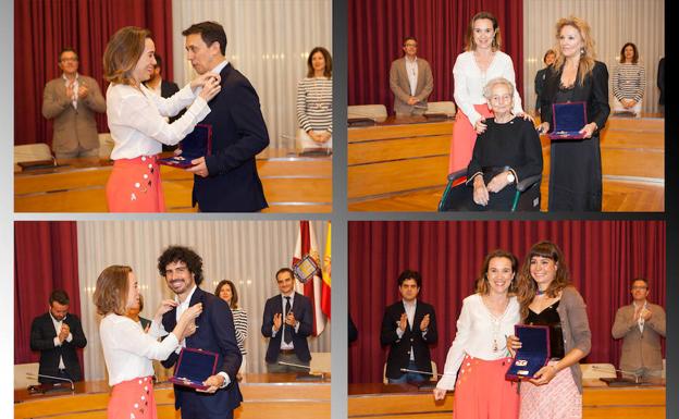 La alcaldesa impone las insignias a Francis Paniego, Ovidia de Francisco, Pablo Sáinz Villegas y Sheila Gutiérrez. 