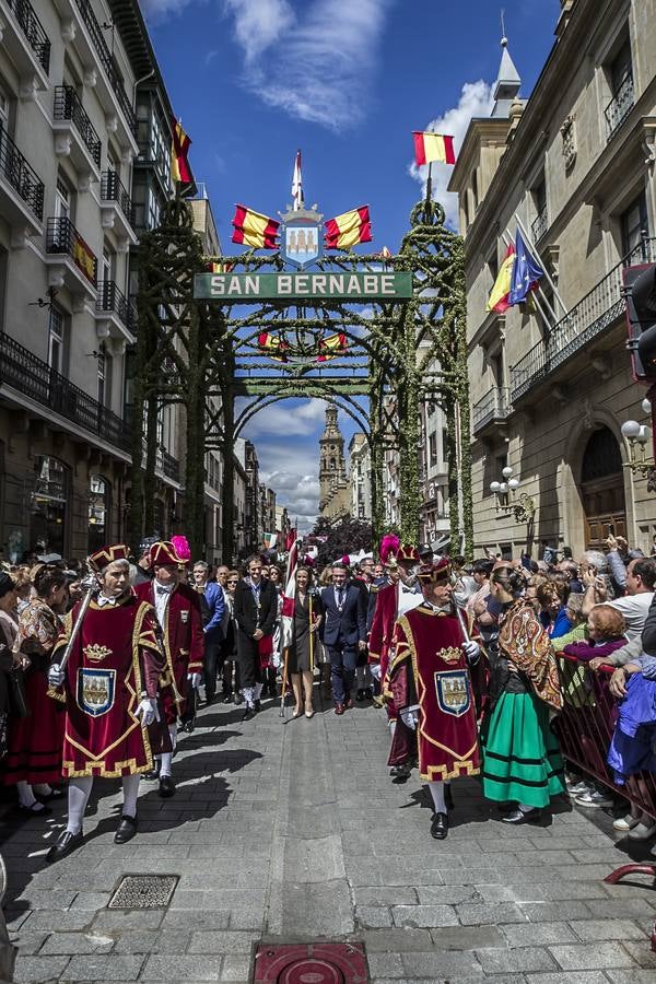 Fotos: Gamarra dedica los &#039;banderazos&#039; de San Bernabé a la Agrupación Municipal de Protección Civil y las sociedades gastronómicas logroñesas