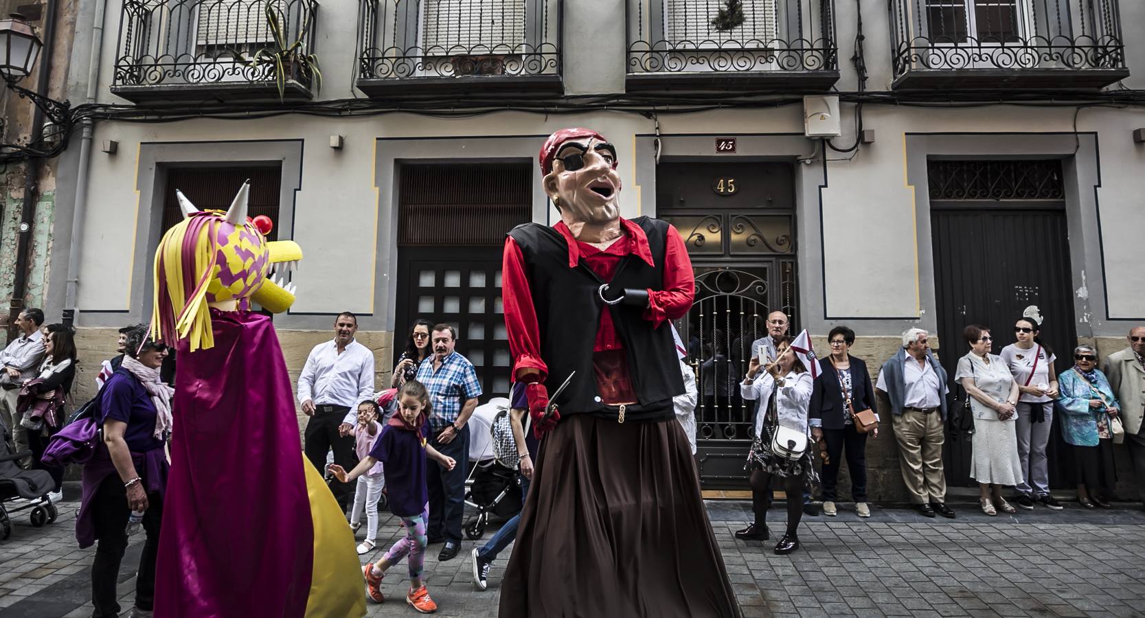 Fotos: Gamarra dedica los &#039;banderazos&#039; de San Bernabé a la Agrupación Municipal de Protección Civil y las sociedades gastronómicas logroñesas