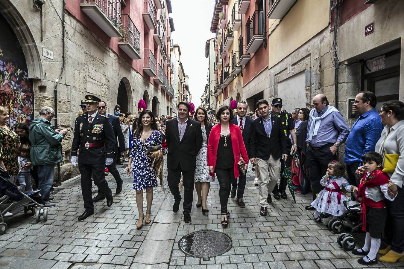 Fotos: Gamarra dedica los &#039;banderazos&#039; de San Bernabé a la Agrupación Municipal de Protección Civil y las sociedades gastronómicas logroñesas