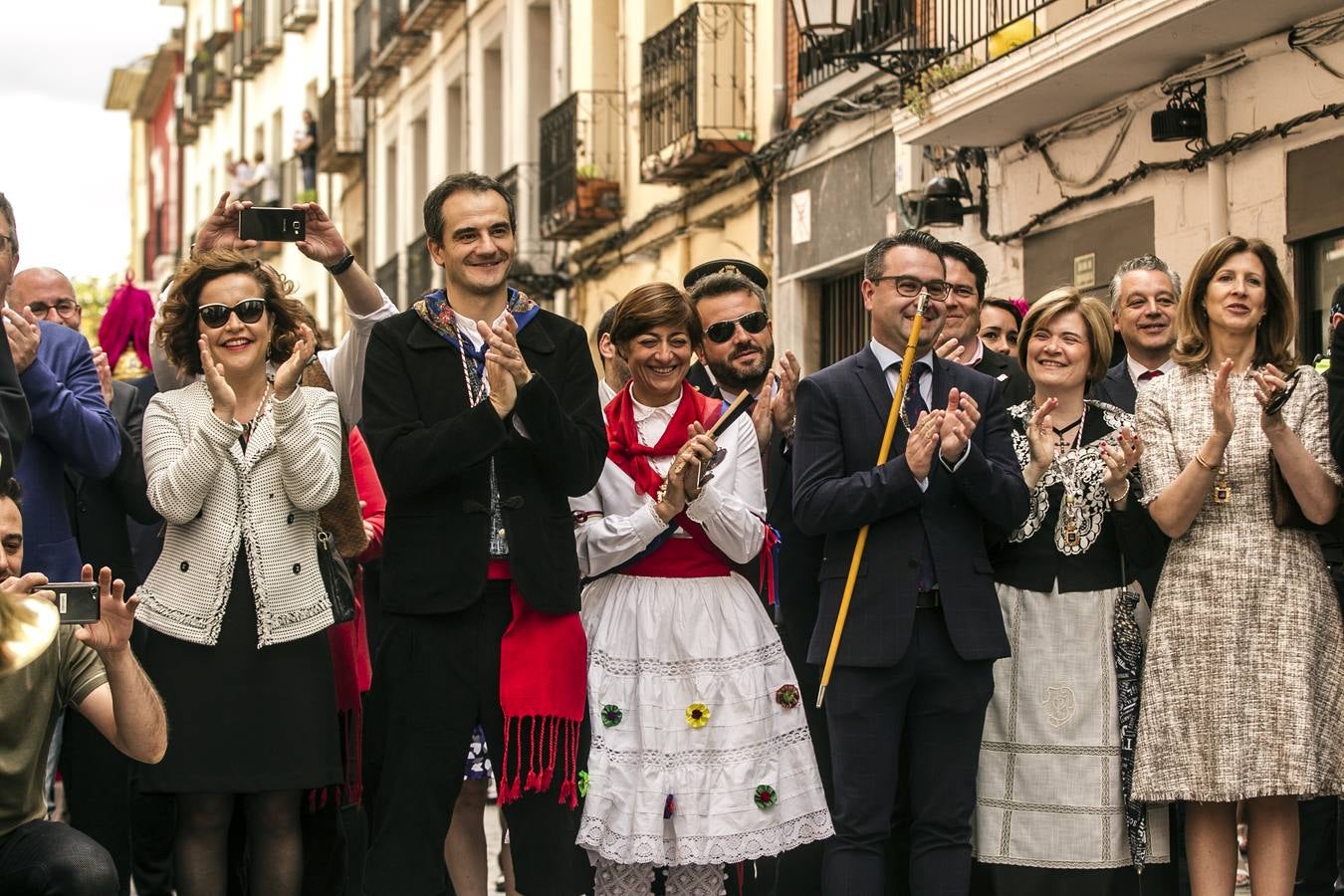 Fotos: Gamarra dedica los &#039;banderazos&#039; de San Bernabé a la Agrupación Municipal de Protección Civil y las sociedades gastronómicas logroñesas