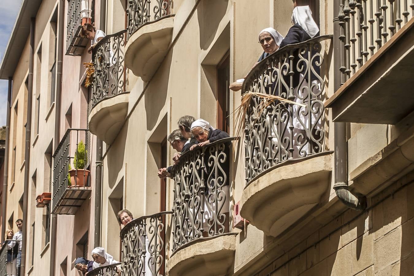 Fotos: Gamarra dedica los &#039;banderazos&#039; de San Bernabé a la Agrupación Municipal de Protección Civil y las sociedades gastronómicas logroñesas