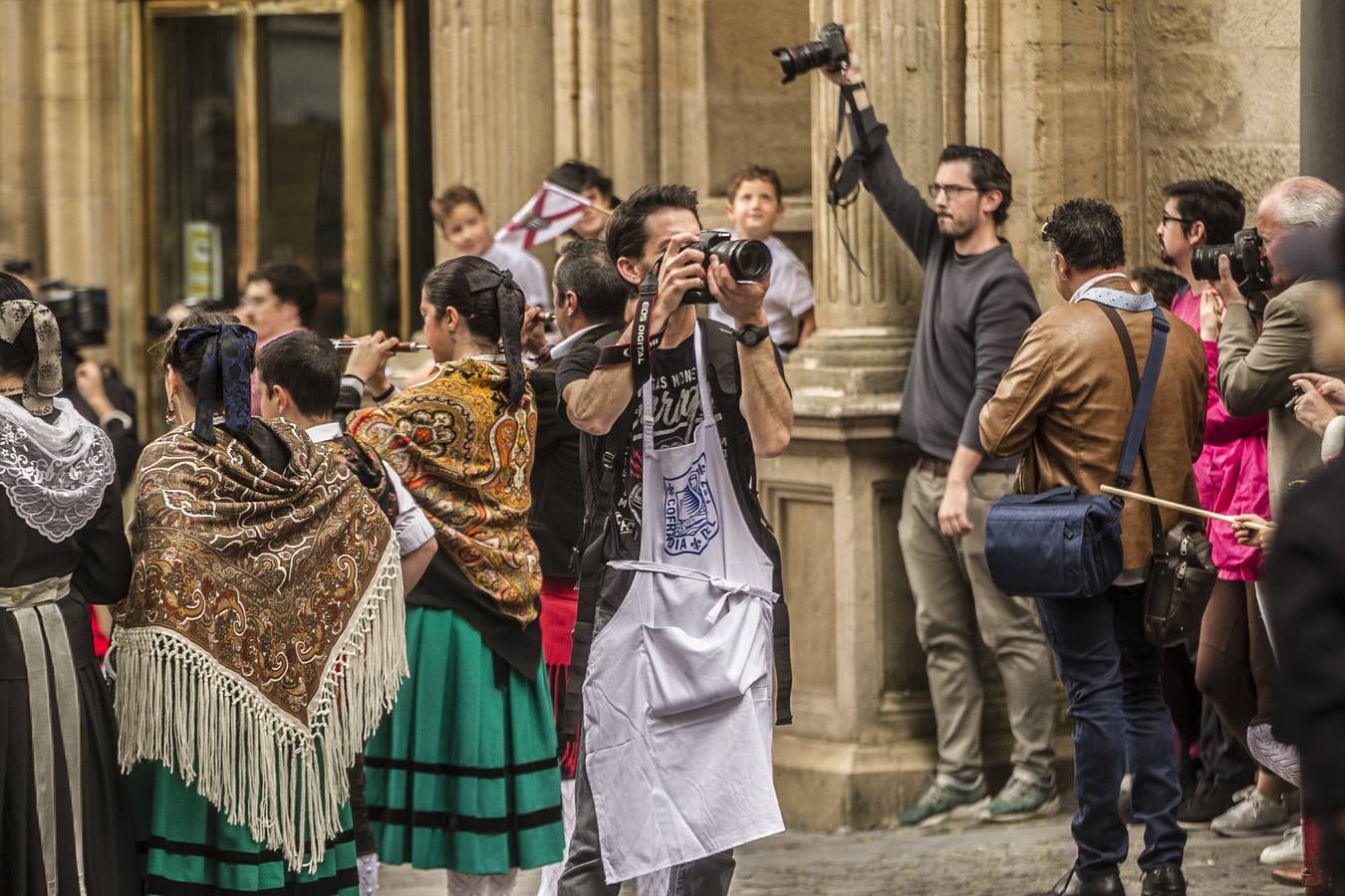 Fotos: Gamarra dedica los &#039;banderazos&#039; de San Bernabé a la Agrupación Municipal de Protección Civil y las sociedades gastronómicas logroñesas