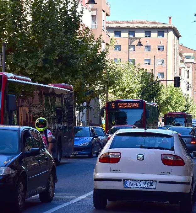 Calle de Logroño saturada de tráfico. :: L.R.M.
