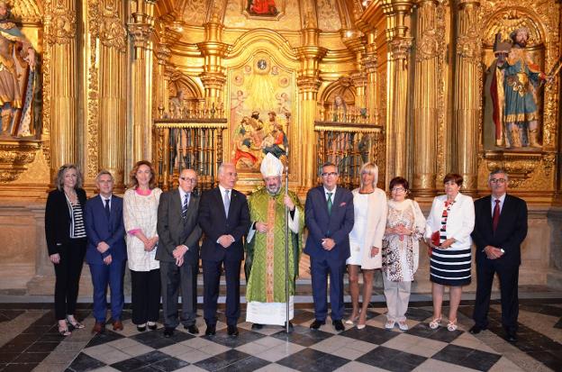 El obispo, autoridades y responsables de Amigos de la Catedral de Calahorra, delante de la capilla. :: i. á.