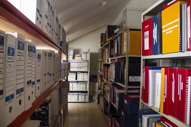 Distintas estanterías con archivadores de documentos en el archivo municipal actual. :: a. v.
