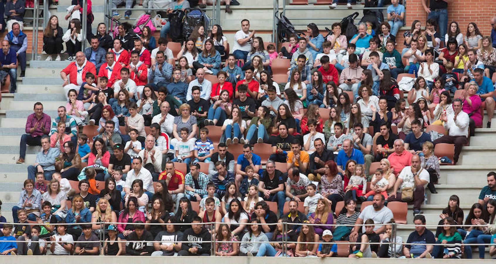 Los mejores recortadores del momento se han dado cita en la plaza de toros de La Ribera de Logroño para presenciar el fetejo taurino del prograna de San bernabé. Riesgo y vaquillas animaron a seguir de cerca las evoluciones de los valientes que decidieron pisar la arena.