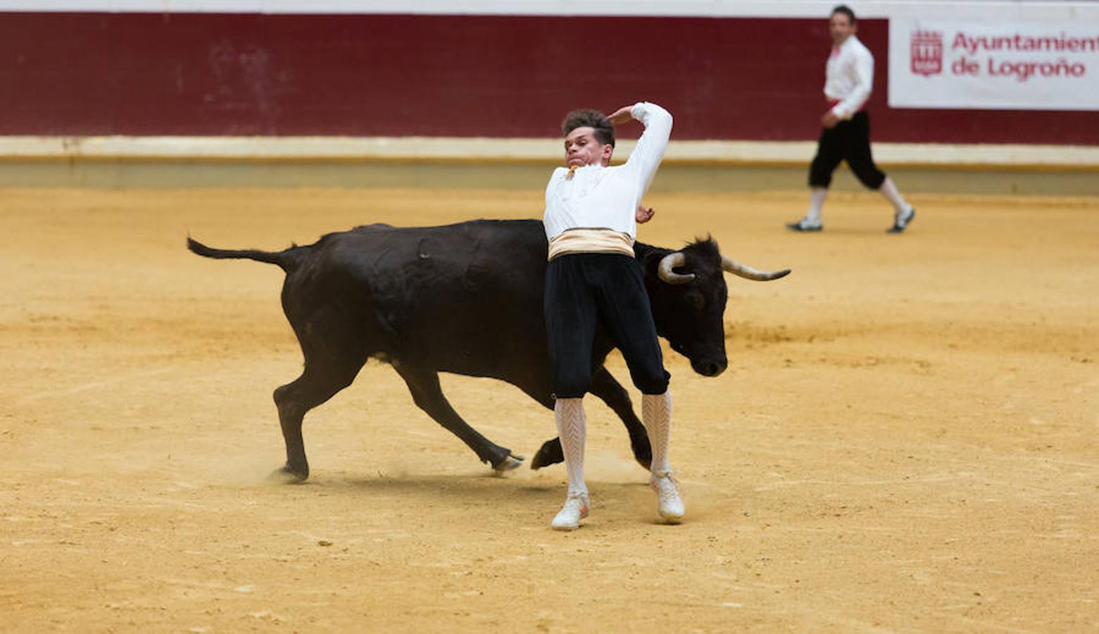 Los mejores recortadores del momento se han dado cita en la plaza de toros de La Ribera de Logroño para presenciar el fetejo taurino del prograna de San bernabé. Riesgo y vaquillas animaron a seguir de cerca las evoluciones de los valientes que decidieron pisar la arena.