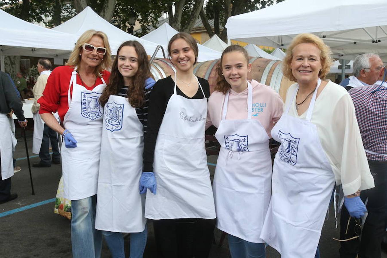 Mayores, pequeños, niños, niñas, bebés... Familias completas en el acto más singular de todos los que se realizan en Logroño. El simbolismo del pez, pan y jarrito de vino une a una población que hace casi quinientos años superó todas las dificultades arrimando el hombro y siendo solidaria.