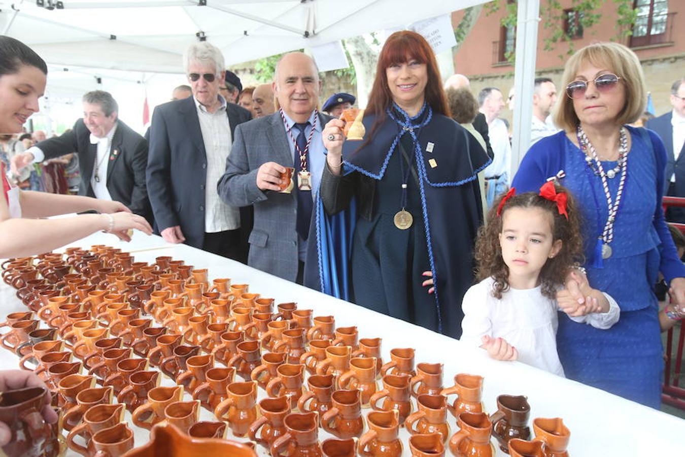 Mayores, pequeños, niños, niñas, bebés... Familias completas en el acto más singular de todos los que se realizan en Logroño. El simbolismo del pez, pan y jarrito de vino une a una población que hace casi quinientos años superó todas las dificultades arrimando el hombro y siendo solidaria.