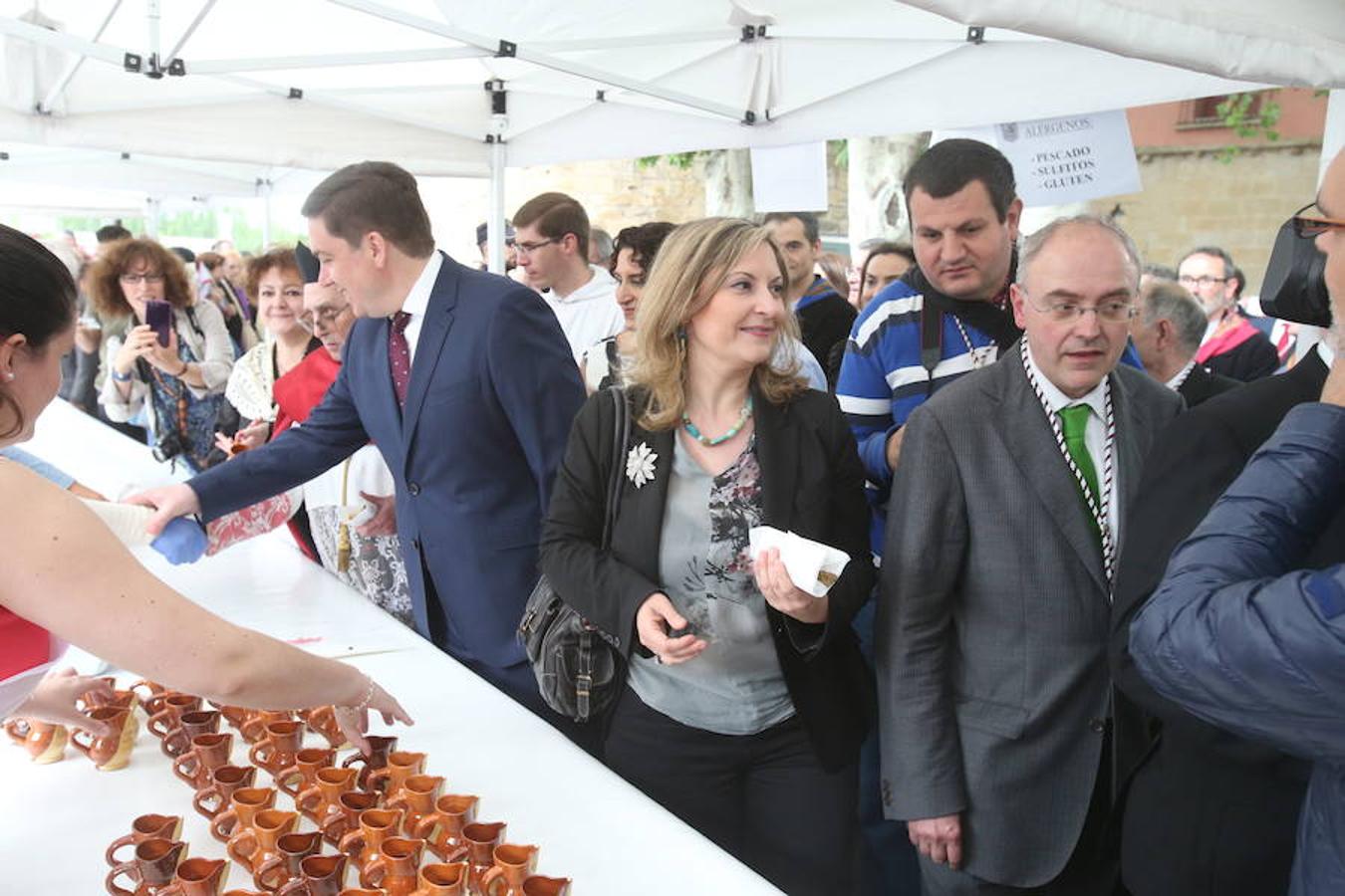 Mayores, pequeños, niños, niñas, bebés... Familias completas en el acto más singular de todos los que se realizan en Logroño. El simbolismo del pez, pan y jarrito de vino une a una población que hace casi quinientos años superó todas las dificultades arrimando el hombro y siendo solidaria.