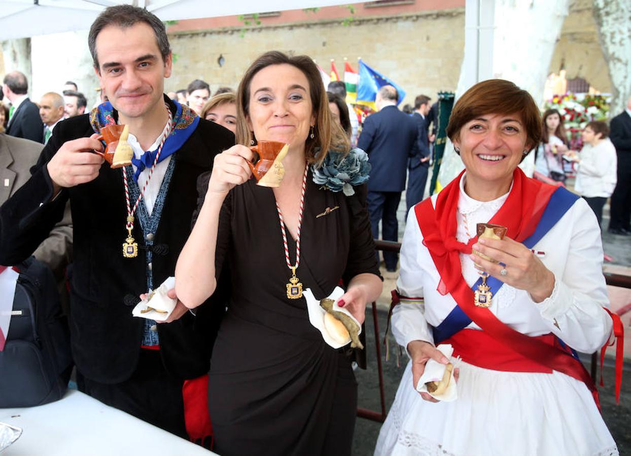 Mayores, pequeños, niños, niñas, bebés... Familias completas en el acto más singular de todos los que se realizan en Logroño. El simbolismo del pez, pan y jarrito de vino une a una población que hace casi quinientos años superó todas las dificultades arrimando el hombro y siendo solidaria.