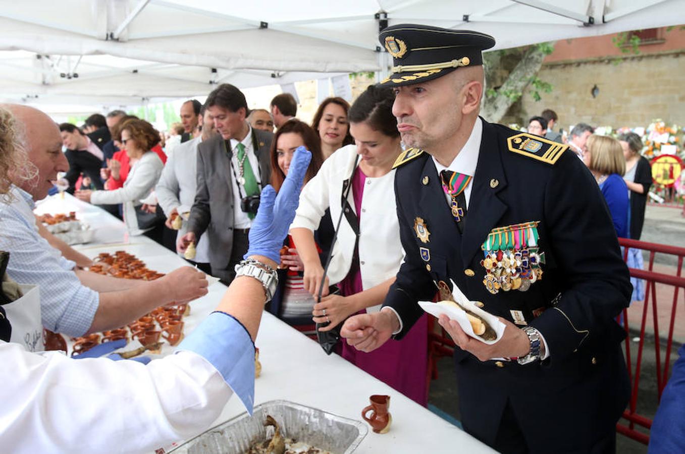 Mayores, pequeños, niños, niñas, bebés... Familias completas en el acto más singular de todos los que se realizan en Logroño. El simbolismo del pez, pan y jarrito de vino une a una población que hace casi quinientos años superó todas las dificultades arrimando el hombro y siendo solidaria.