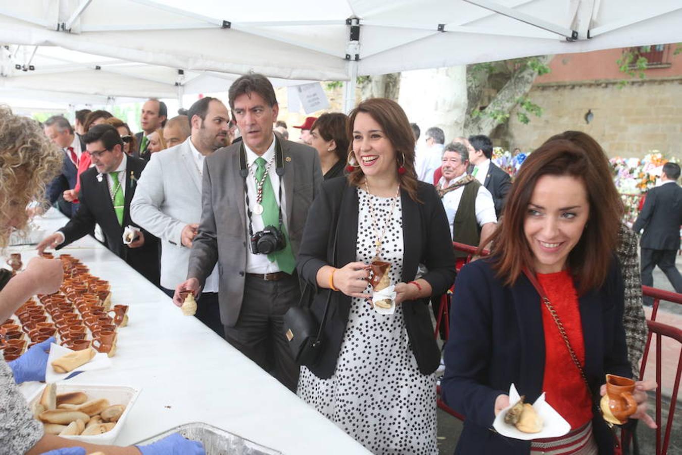 Mayores, pequeños, niños, niñas, bebés... Familias completas en el acto más singular de todos los que se realizan en Logroño. El simbolismo del pez, pan y jarrito de vino une a una población que hace casi quinientos años superó todas las dificultades arrimando el hombro y siendo solidaria.