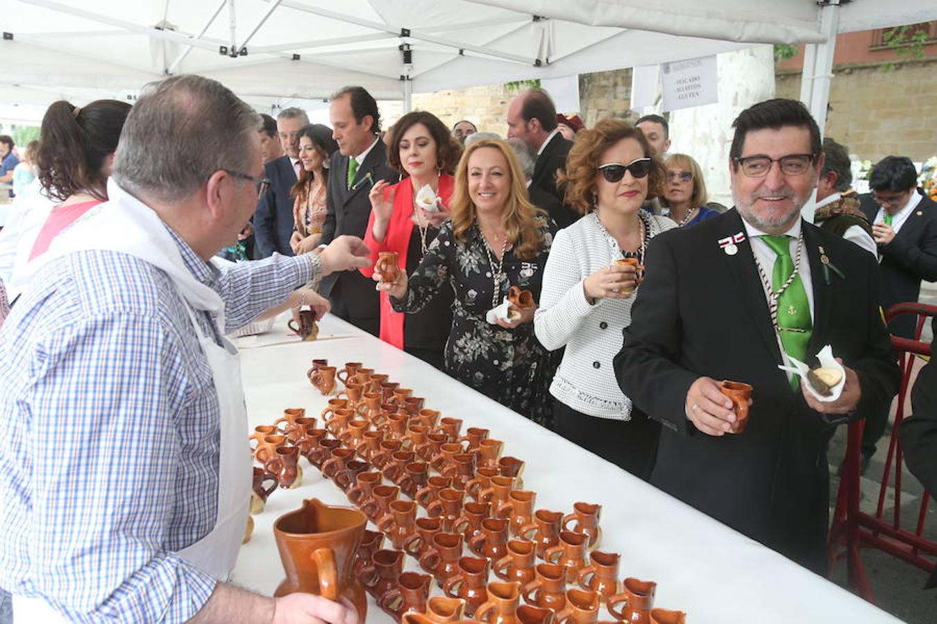 Mayores, pequeños, niños, niñas, bebés... Familias completas en el acto más singular de todos los que se realizan en Logroño. El simbolismo del pez, pan y jarrito de vino une a una población que hace casi quinientos años superó todas las dificultades arrimando el hombro y siendo solidaria.