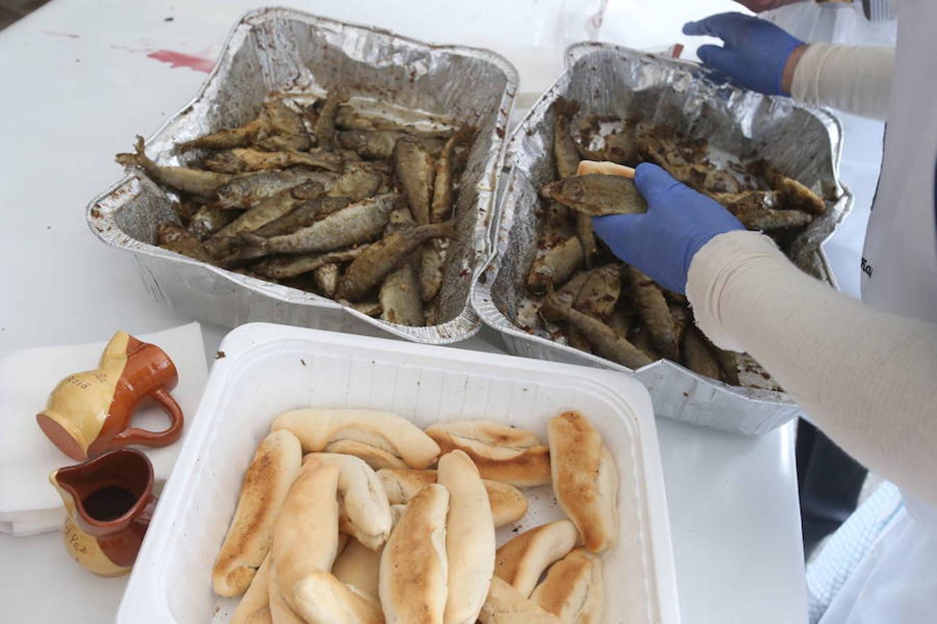 Mayores, pequeños, niños, niñas, bebés... Familias completas en el acto más singular de todos los que se realizan en Logroño. El simbolismo del pez, pan y jarrito de vino une a una población que hace casi quinientos años superó todas las dificultades arrimando el hombro y siendo solidaria.