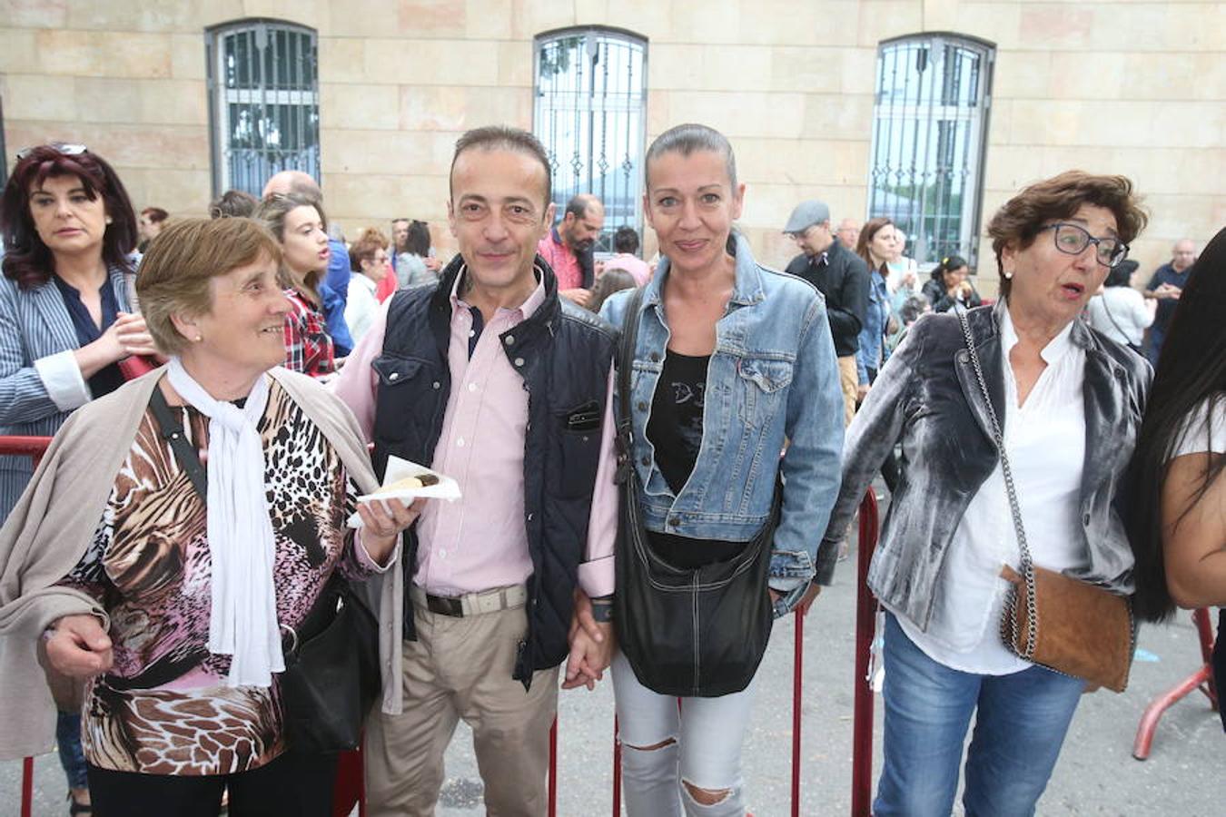 Mayores, pequeños, niños, niñas, bebés... Familias completas en el acto más singular de todos los que se realizan en Logroño. El simbolismo del pez, pan y jarrito de vino une a una población que hace casi quinientos años superó todas las dificultades arrimando el hombro y siendo solidaria.