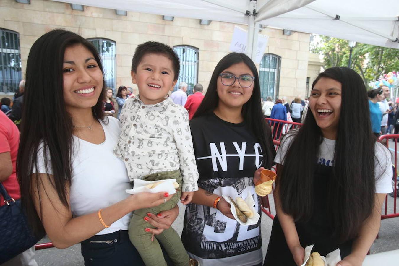 Mayores, pequeños, niños, niñas, bebés... Familias completas en el acto más singular de todos los que se realizan en Logroño. El simbolismo del pez, pan y jarrito de vino une a una población que hace casi quinientos años superó todas las dificultades arrimando el hombro y siendo solidaria.