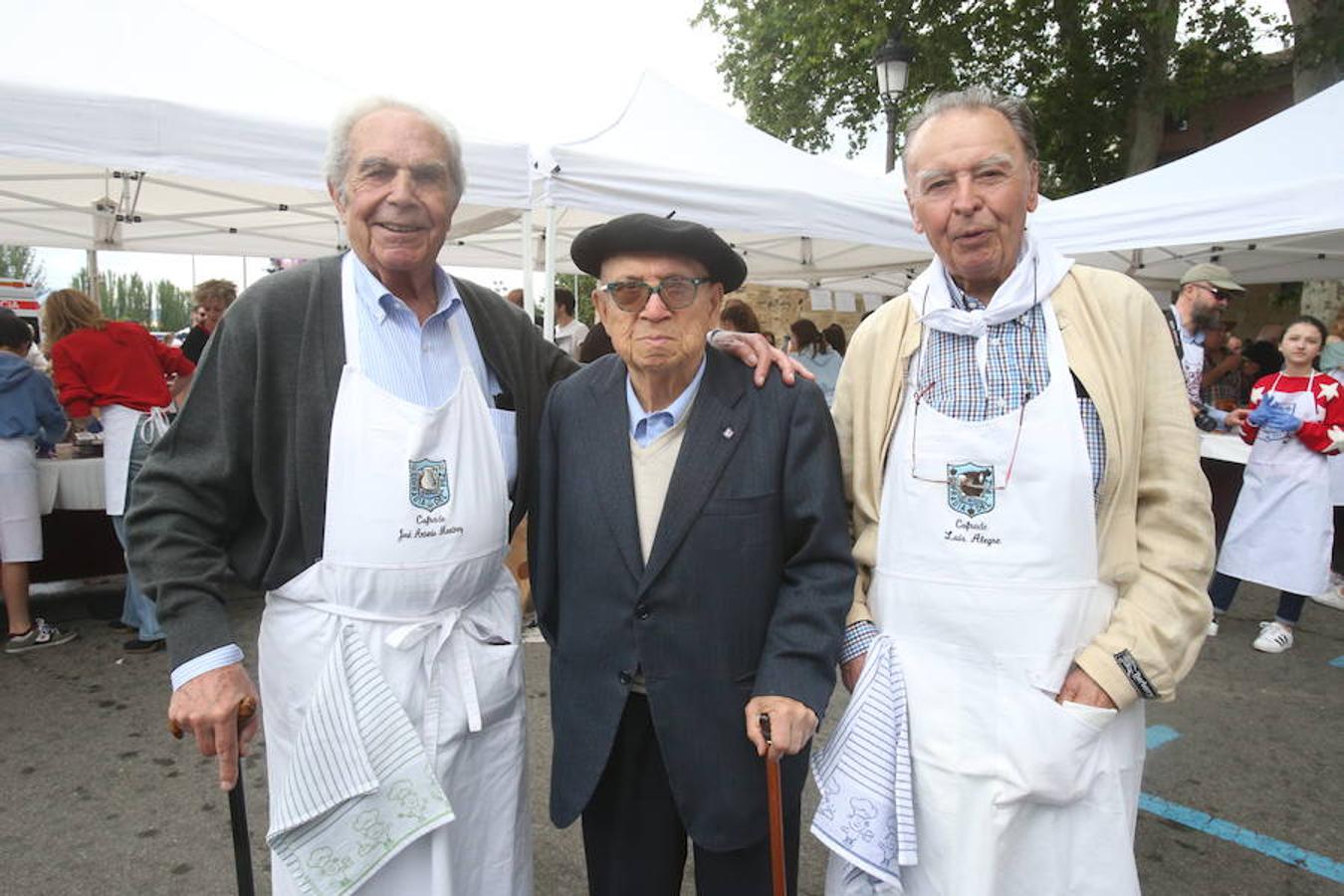 Mayores, pequeños, niños, niñas, bebés... Familias completas en el acto más singular de todos los que se realizan en Logroño. El simbolismo del pez, pan y jarrito de vino une a una población que hace casi quinientos años superó todas las dificultades arrimando el hombro y siendo solidaria.
