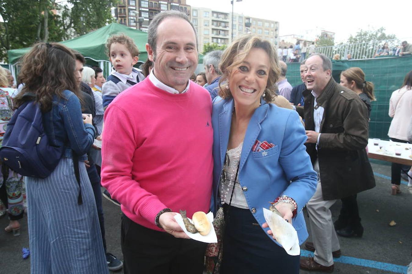 Mayores, pequeños, niños, niñas, bebés... Familias completas en el acto más singular de todos los que se realizan en Logroño. El simbolismo del pez, pan y jarrito de vino une a una población que hace casi quinientos años superó todas las dificultades arrimando el hombro y siendo solidaria.