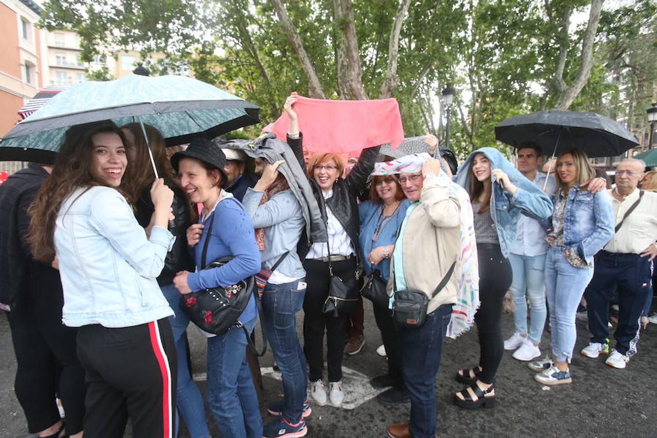Mayores, pequeños, niños, niñas, bebés... Familias completas en el acto más singular de todos los que se realizan en Logroño. El simbolismo del pez, pan y jarrito de vino une a una población que hace casi quinientos años superó todas las dificultades arrimando el hombro y siendo solidaria.