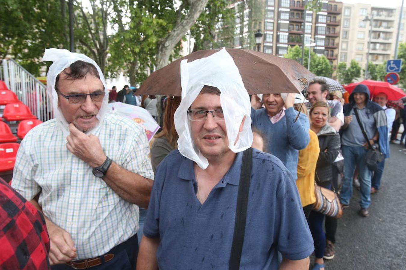 Mayores, pequeños, niños, niñas, bebés... Familias completas en el acto más singular de todos los que se realizan en Logroño. El simbolismo del pez, pan y jarrito de vino une a una población que hace casi quinientos años superó todas las dificultades arrimando el hombro y siendo solidaria.