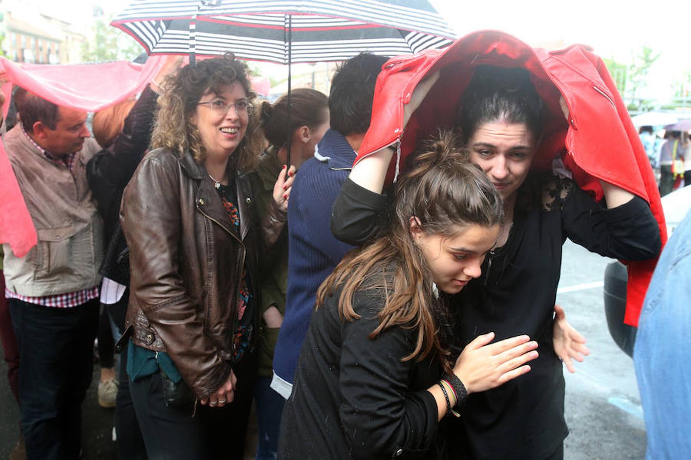 Mayores, pequeños, niños, niñas, bebés... Familias completas en el acto más singular de todos los que se realizan en Logroño. El simbolismo del pez, pan y jarrito de vino une a una población que hace casi quinientos años superó todas las dificultades arrimando el hombro y siendo solidaria.