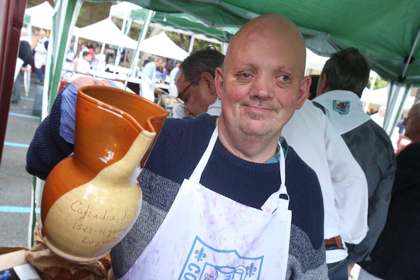 Mayores, pequeños, niños, niñas, bebés... Familias completas en el acto más singular de todos los que se realizan en Logroño. El simbolismo del pez, pan y jarrito de vino une a una población que hace casi quinientos años superó todas las dificultades arrimando el hombro y siendo solidaria.
