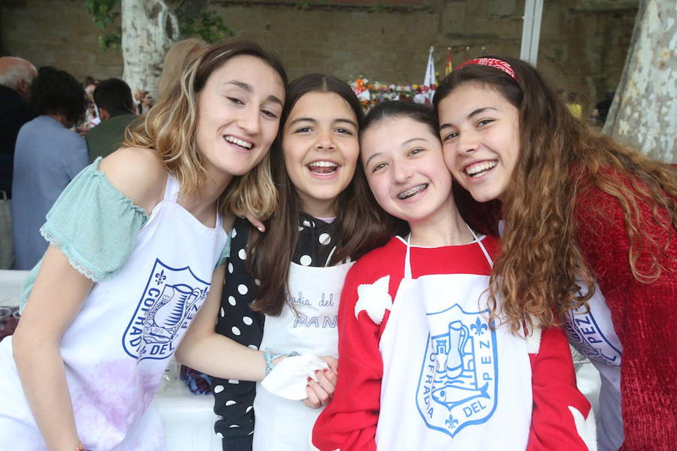 Mayores, pequeños, niños, niñas, bebés... Familias completas en el acto más singular de todos los que se realizan en Logroño. El simbolismo del pez, pan y jarrito de vino une a una población que hace casi quinientos años superó todas las dificultades arrimando el hombro y siendo solidaria.