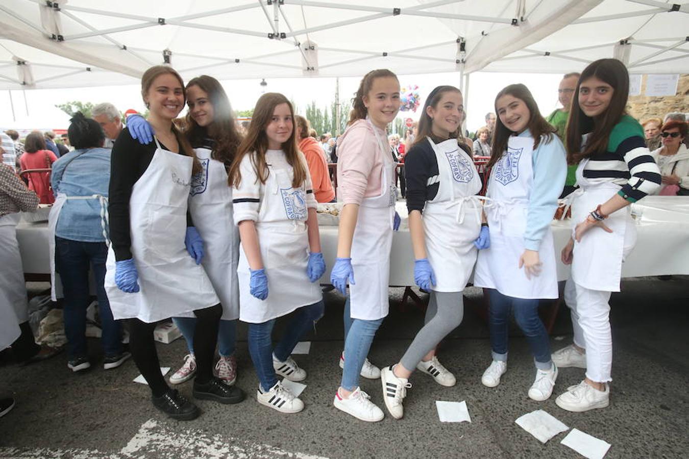 Mayores, pequeños, niños, niñas, bebés... Familias completas en el acto más singular de todos los que se realizan en Logroño. El simbolismo del pez, pan y jarrito de vino une a una población que hace casi quinientos años superó todas las dificultades arrimando el hombro y siendo solidaria.