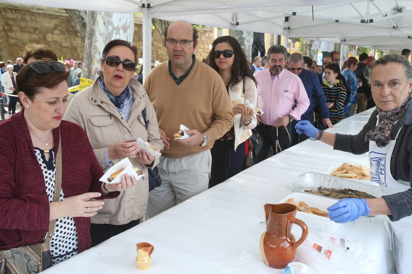 Fotos: Logroño volvió a cumplir con la tradición del pan y el pez por San Bernabé (I)